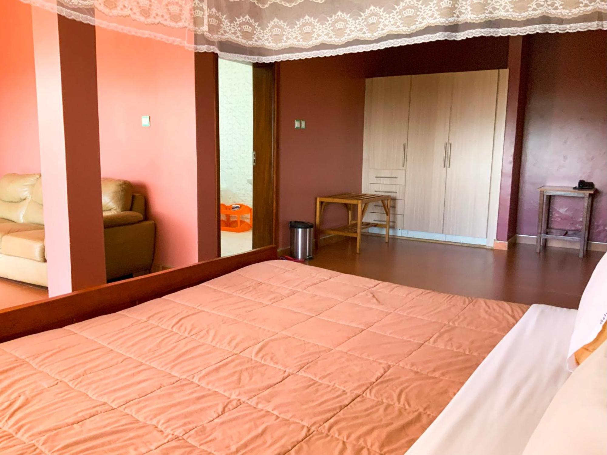 Hendo Hotel Entebbe Bagian luar foto
