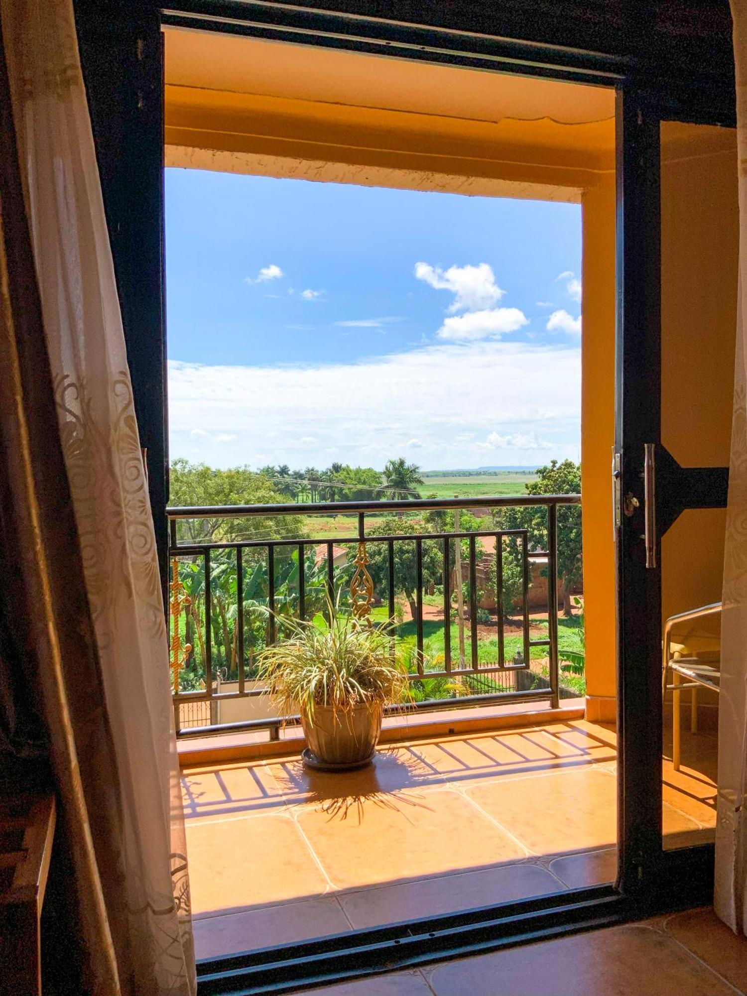 Hendo Hotel Entebbe Bagian luar foto