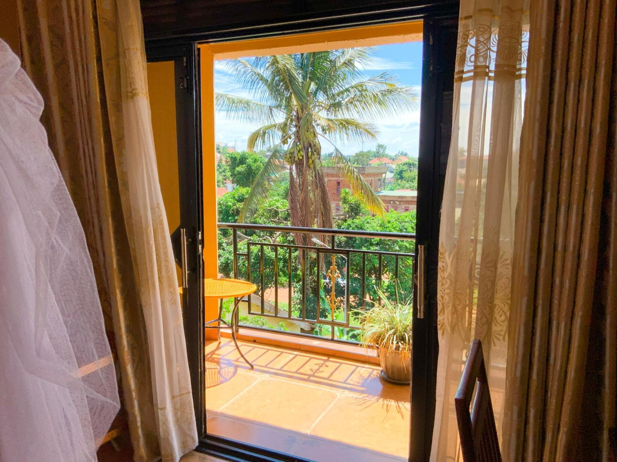 Hendo Hotel Entebbe Bagian luar foto